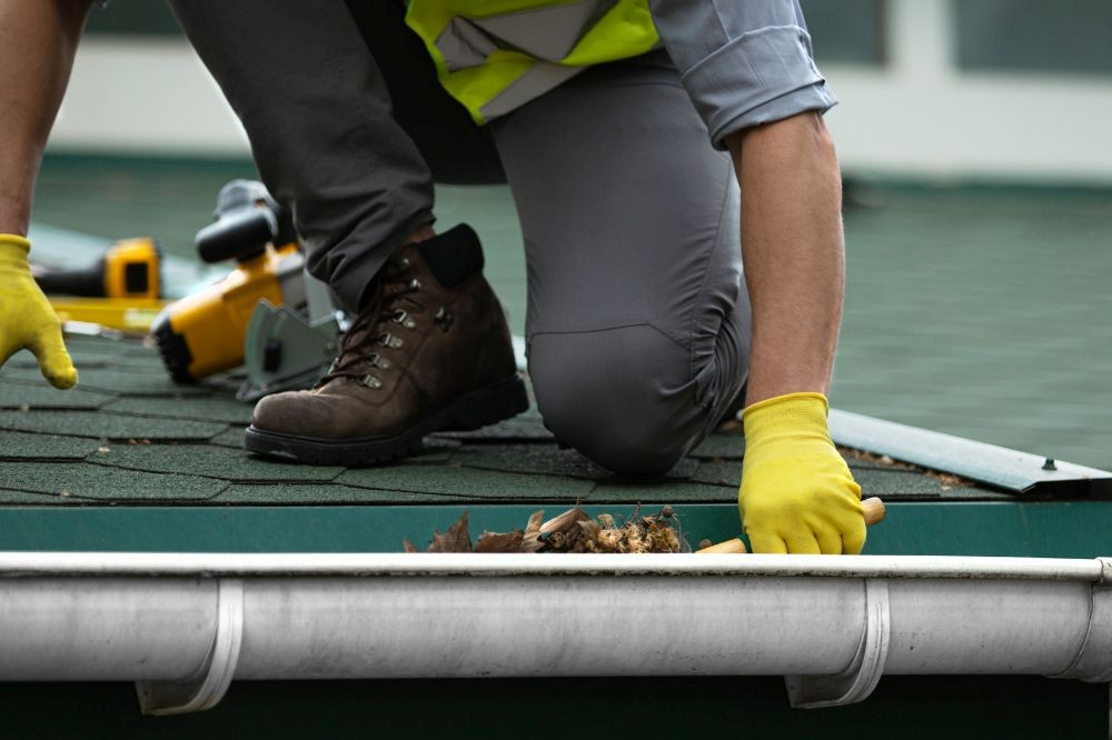 Why experts recommend hiring gutter cleaning service in Montreal before autumn leaves start to fall